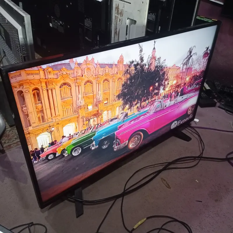 Bush 43 Inch Smart 4K UHD LED TV with Built-in WiFi, Miracast - Foreign Used