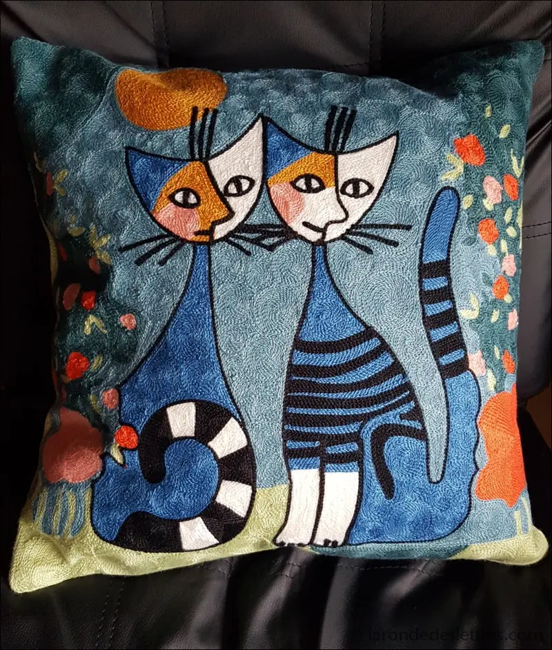 Housse de coussin brodée - 2 Chats bleus