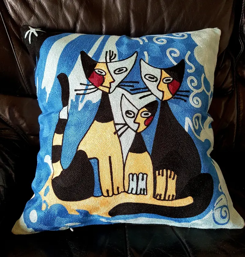 Housse de coussin brodée - 3 Chats fond bleu