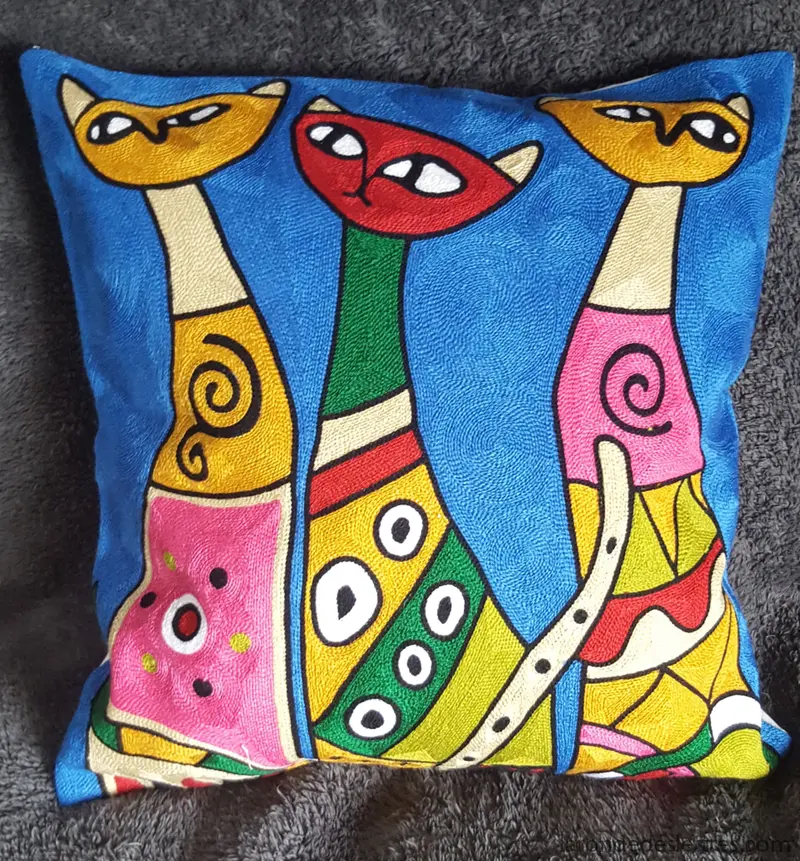 Housse de coussin brodée - 3 longs chats