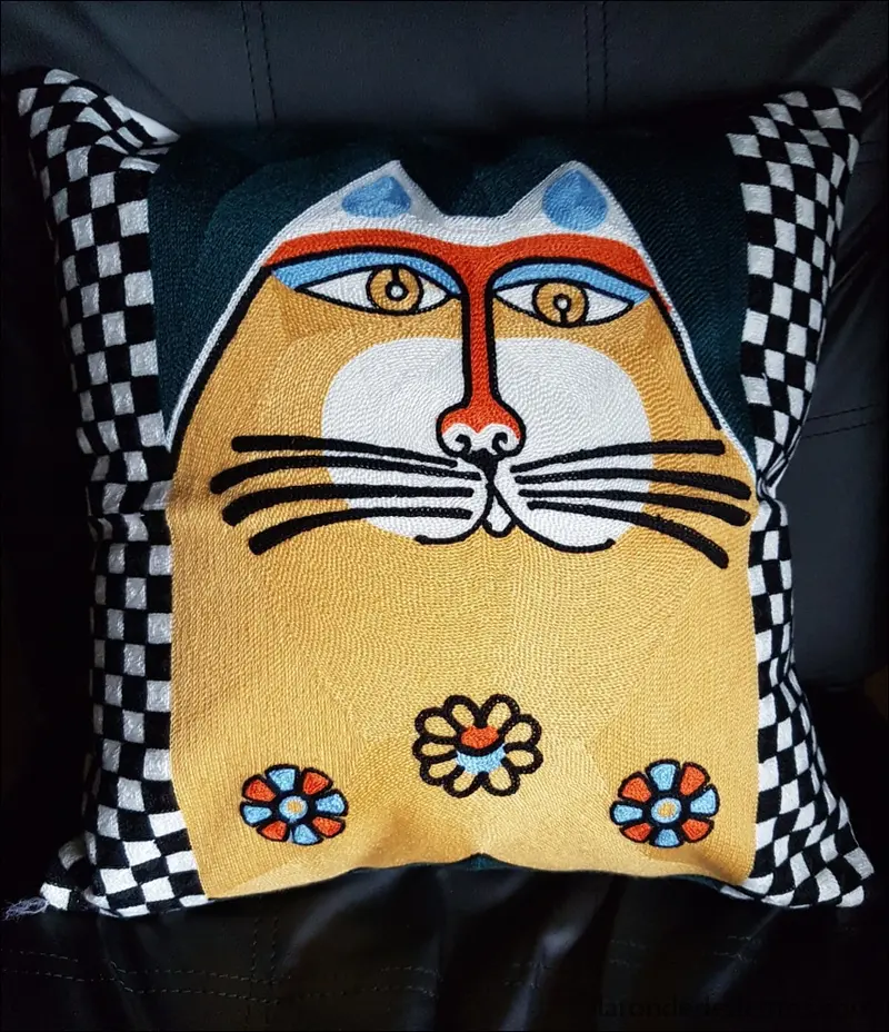 Housse de coussin brodée - Chat damier