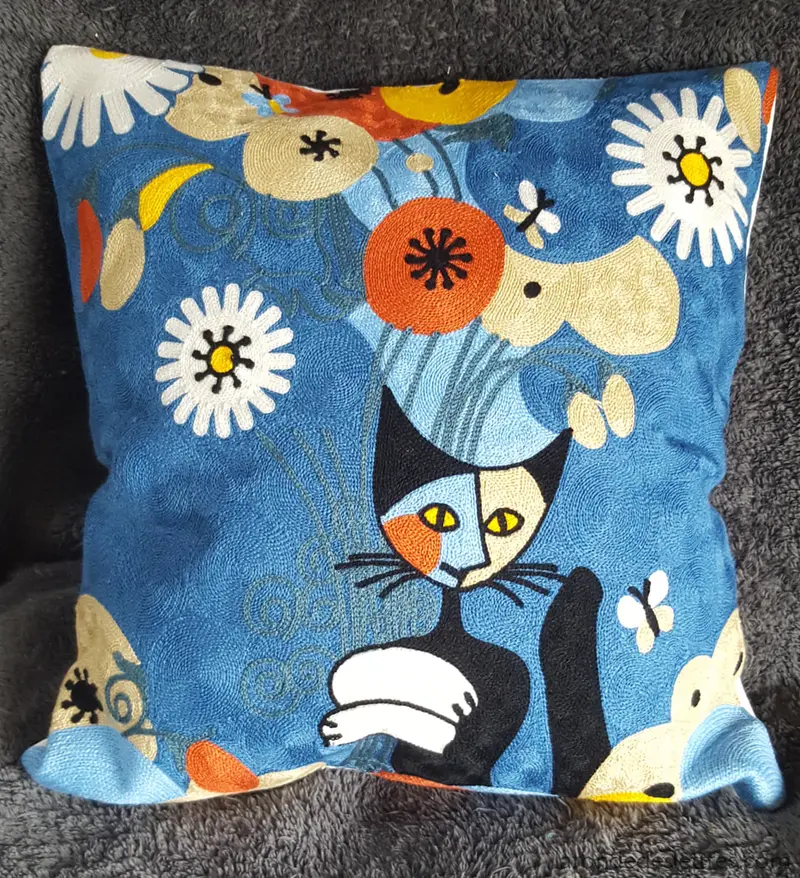 Housse de coussin brodée - Chat fond bleu