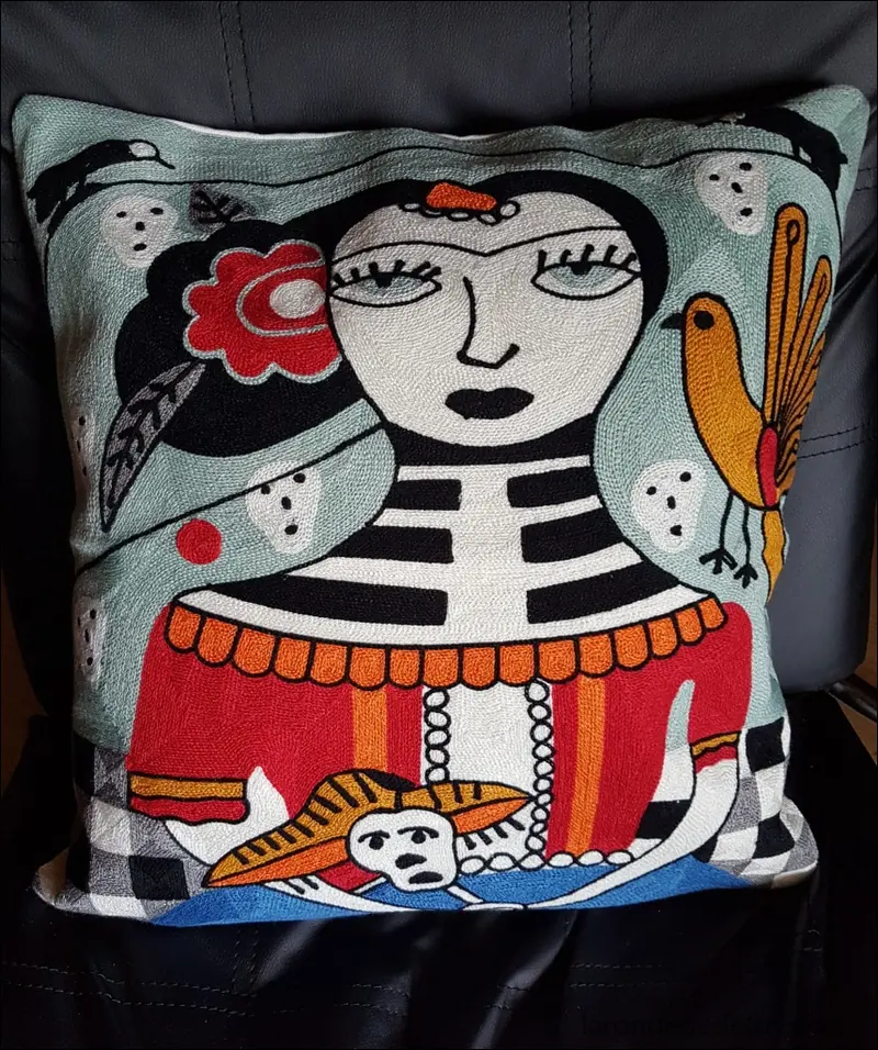 Housse de coussin brodée - Poupée