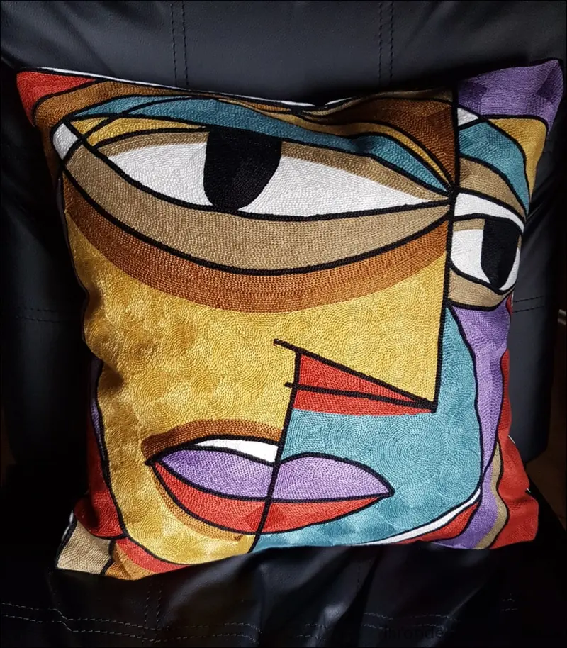 Housse de coussin brodée - Visage géométrique