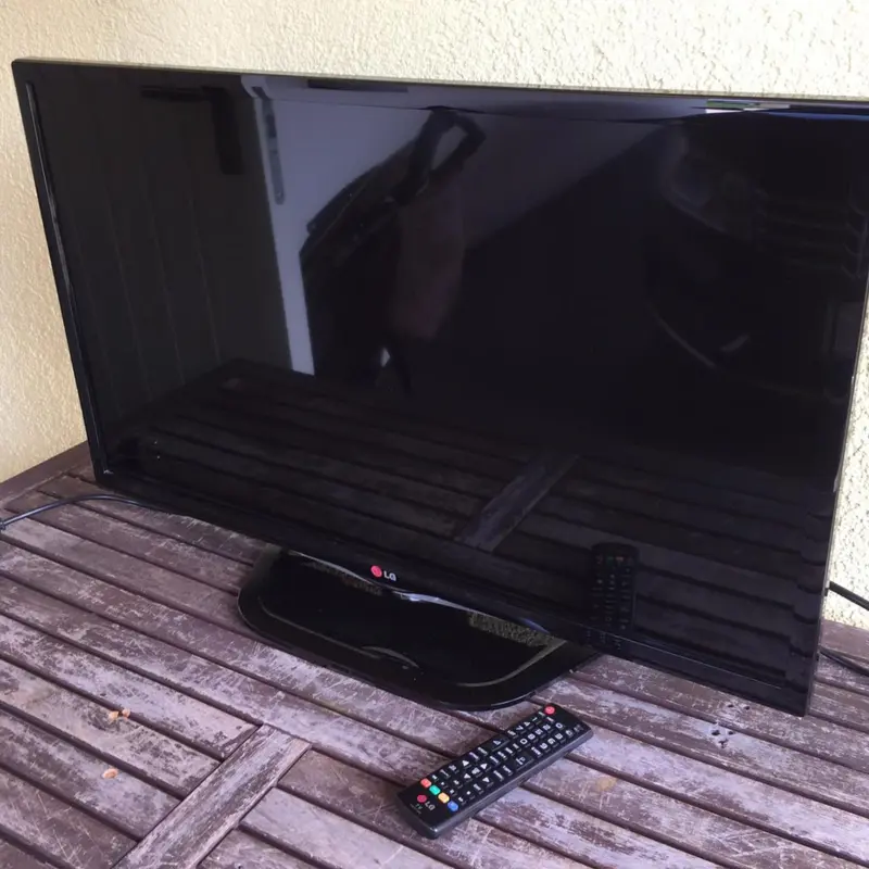 LG 32 Inch 32LN540V Triple Tuner (Satellite) 1080p Full HD LED TV - London Used