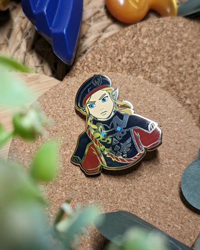 Pin's Métal - Link tenue royale
