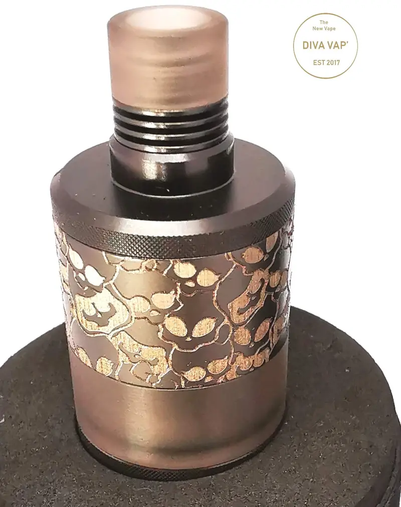 Precisio MTL RTA by BD Vape, Black Carbon, gravure Skulls Edition - Skulls Engraved Edition