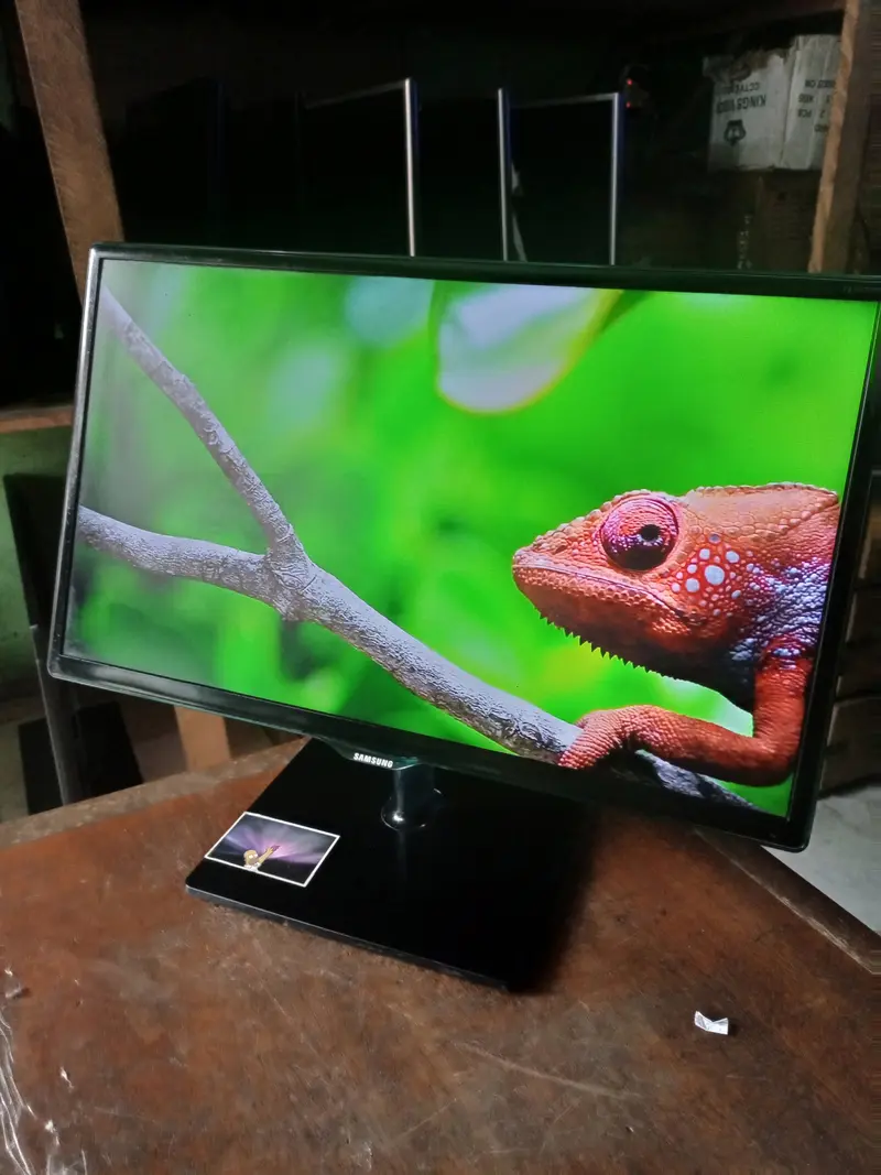 SAMSUNG 24 Inch LT24D390SW Smart Full HD LED TV (WiFi, Miracast, YouTube) - London Used