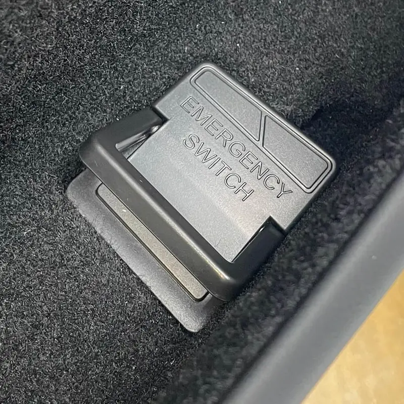 Tesline Boutons d'ouverture d'urgence arrière — Model 3 Highland