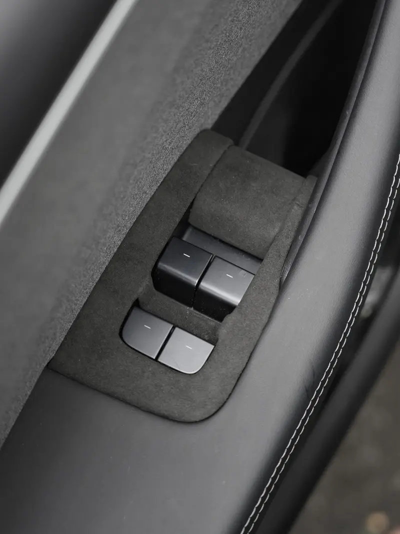Tesline Caches boutons de vitres alcantara – Model 3 et Y (2024+)