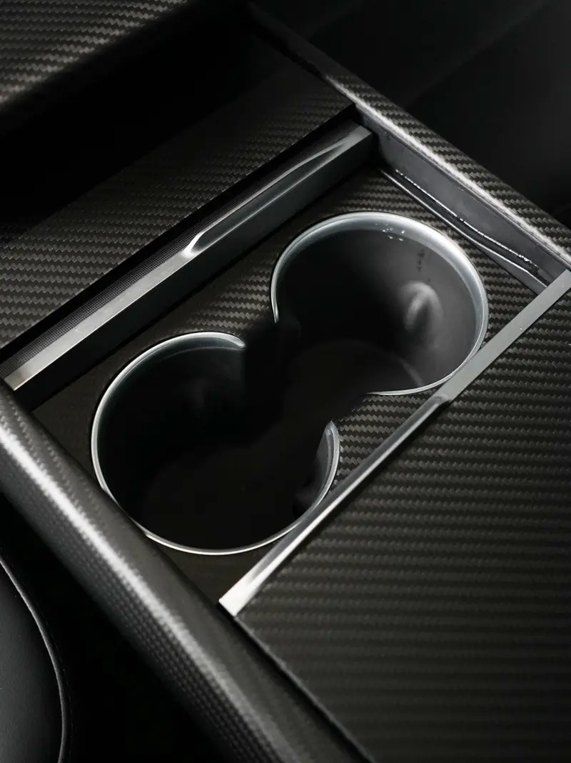 Tesline Façade de porte-gobelets de console carbone — Model 3 Highland · Model Y Juniper