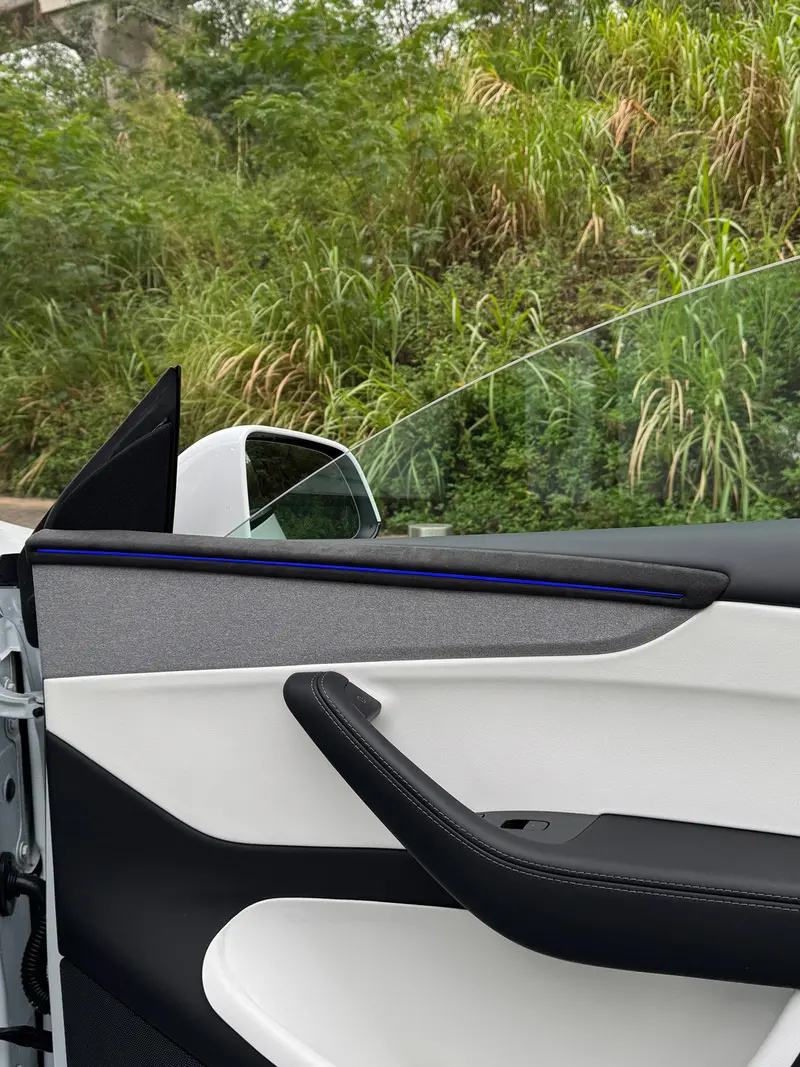 Tesline Habillage de contre-portes alcantara – Model Y (2025-2026)