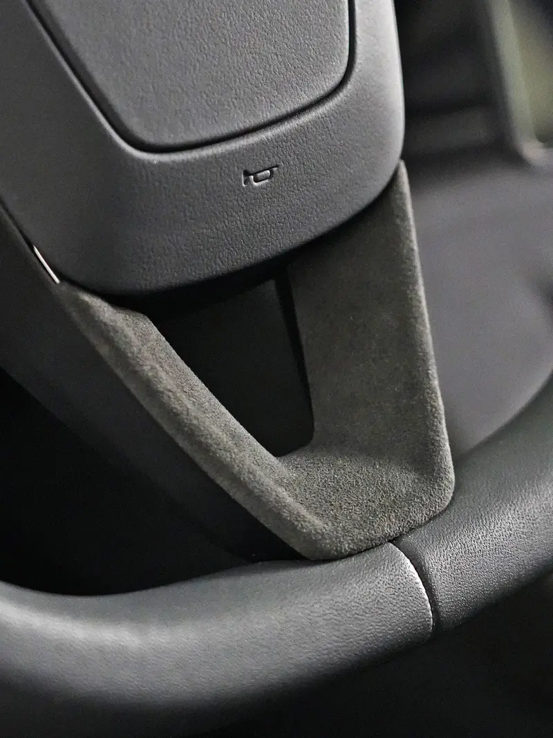 Tesline Insert V de volant alcantara – Model 3 et Y (2024+)