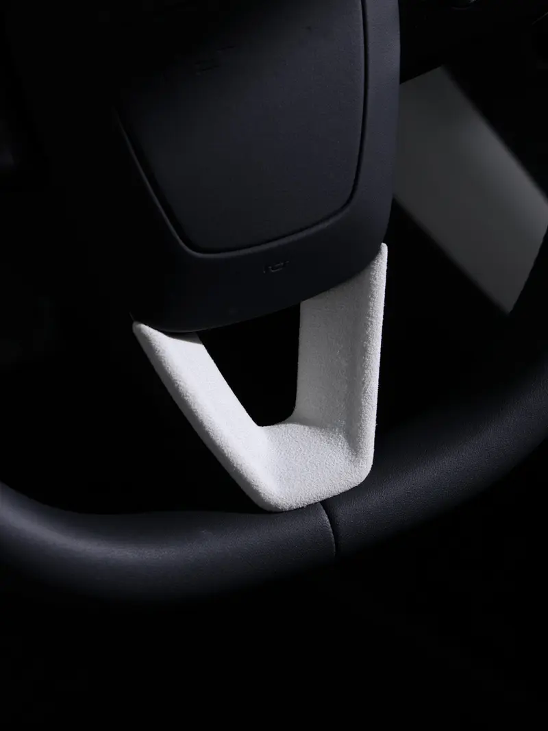 Tesline Insert V de volant suède – Model 3 et Y (2024+)
