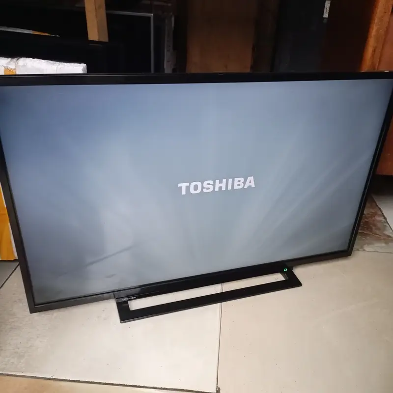 TOSHIBA 40 Inch Smart Full HD LED TV (WiFi, Screen Mirroring, Netflix, YouTube) - London Used
